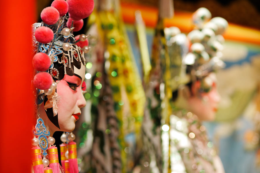 Mujer china vistiendo atuendo tradicional chino