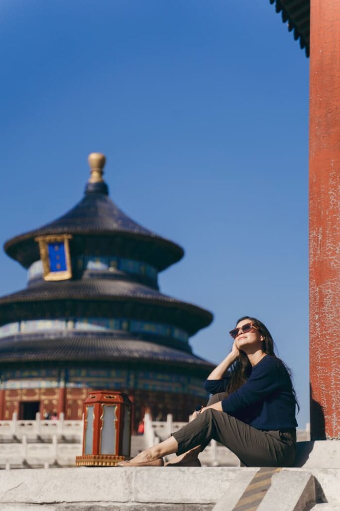 mujer en una foto posando frente a un palacio en baijin