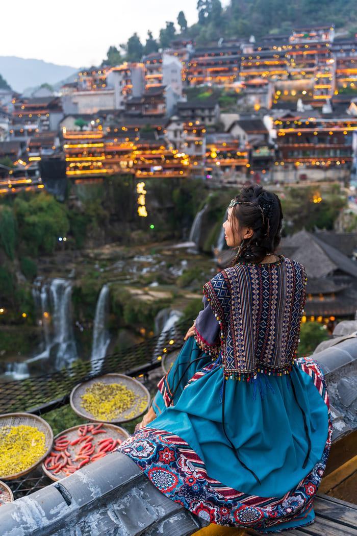 mujer mirando el paisaje en china de la ciudad de Jiang
